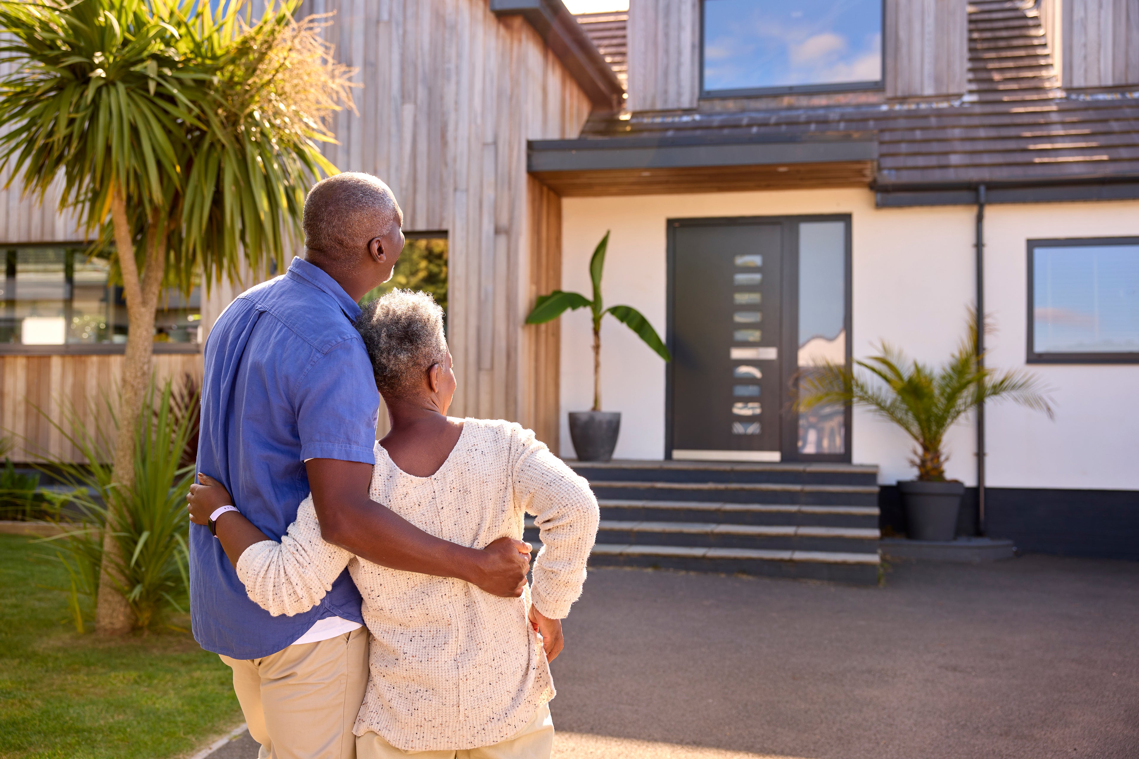 Aging in Place vs. Downsizing: Exploring the Pros and Cons