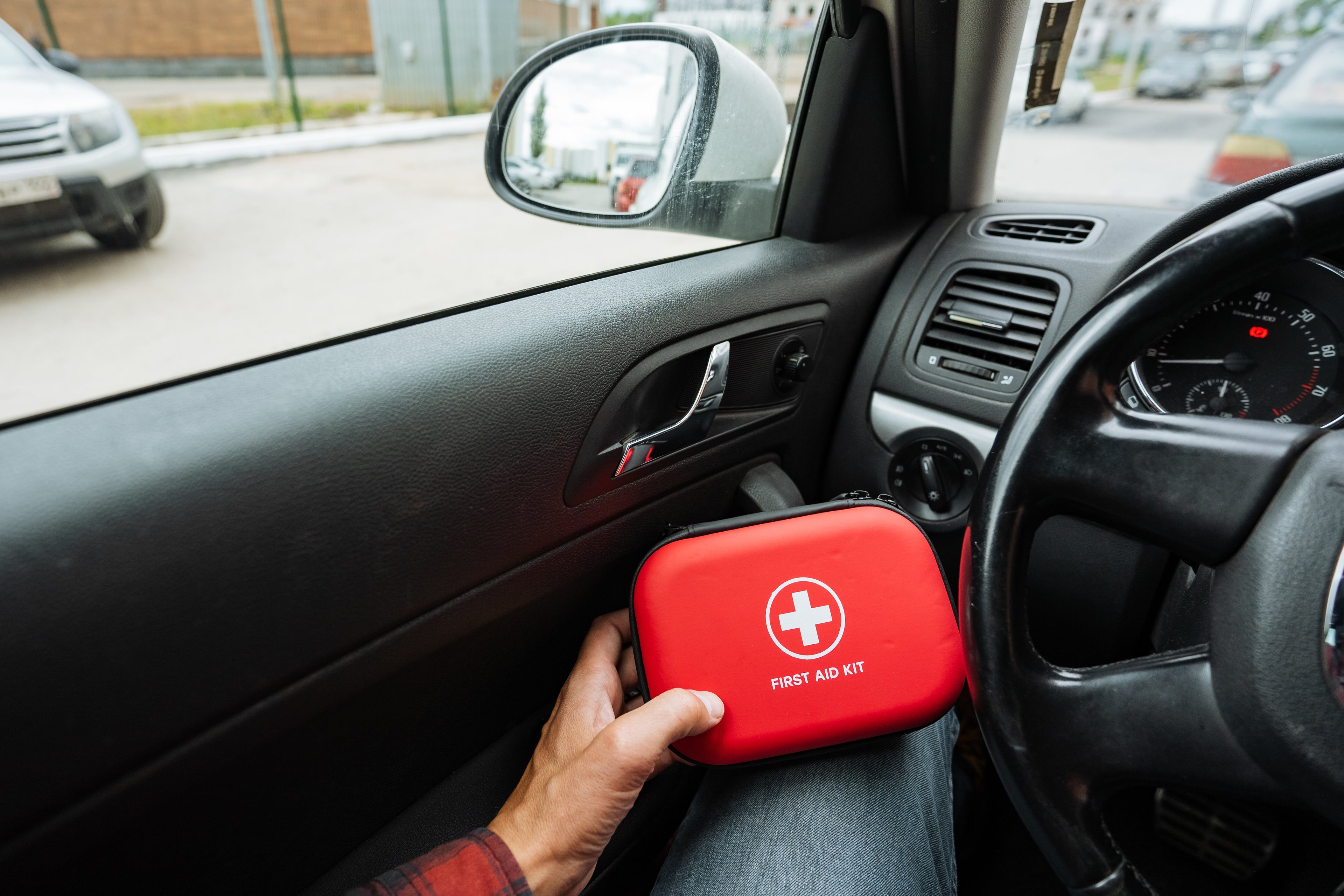Be Prepared For Anything With This DIY Emergency Car Kit