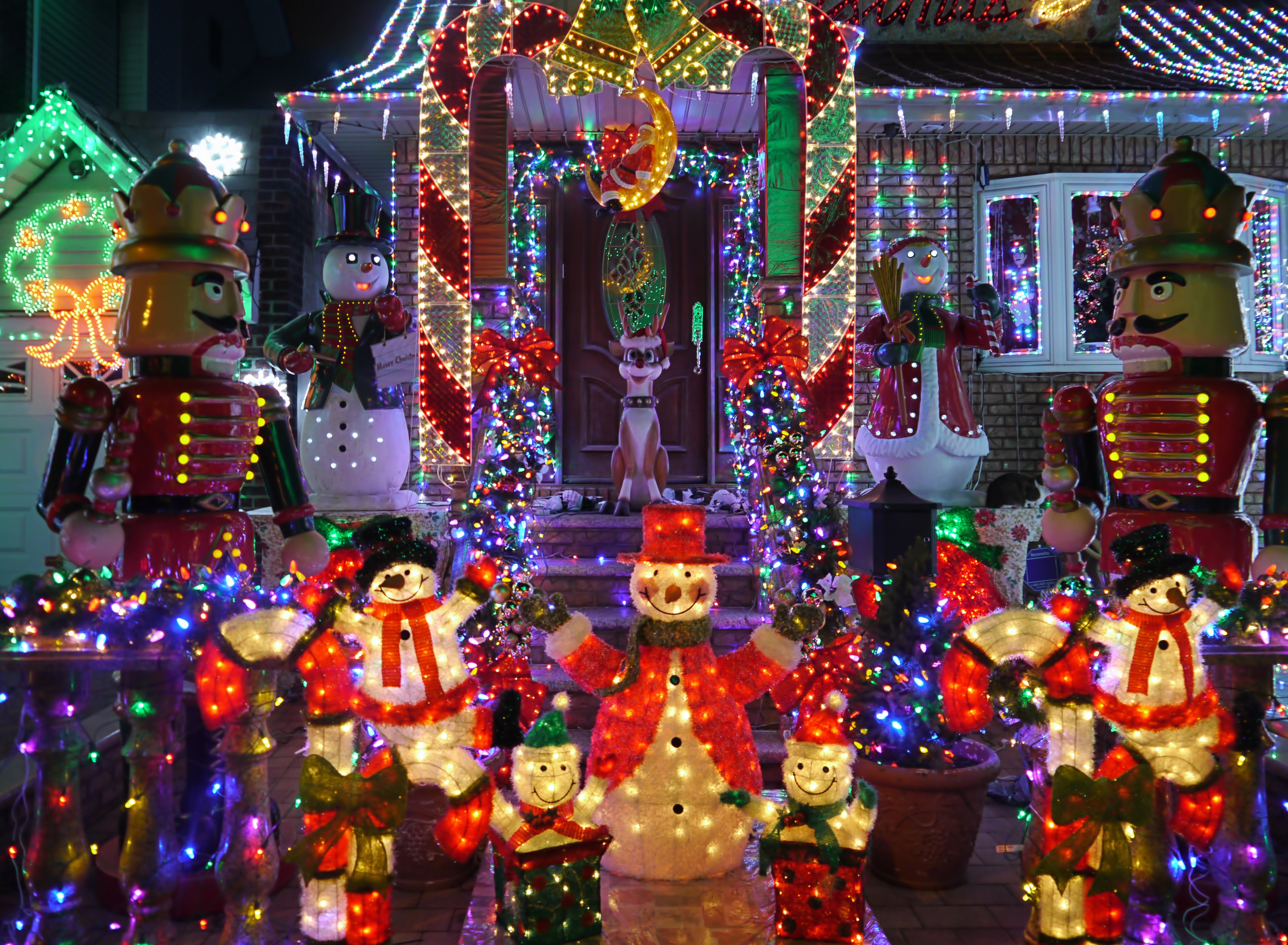 Roadtrip Ideas to Catch Epic Holiday Light Displays