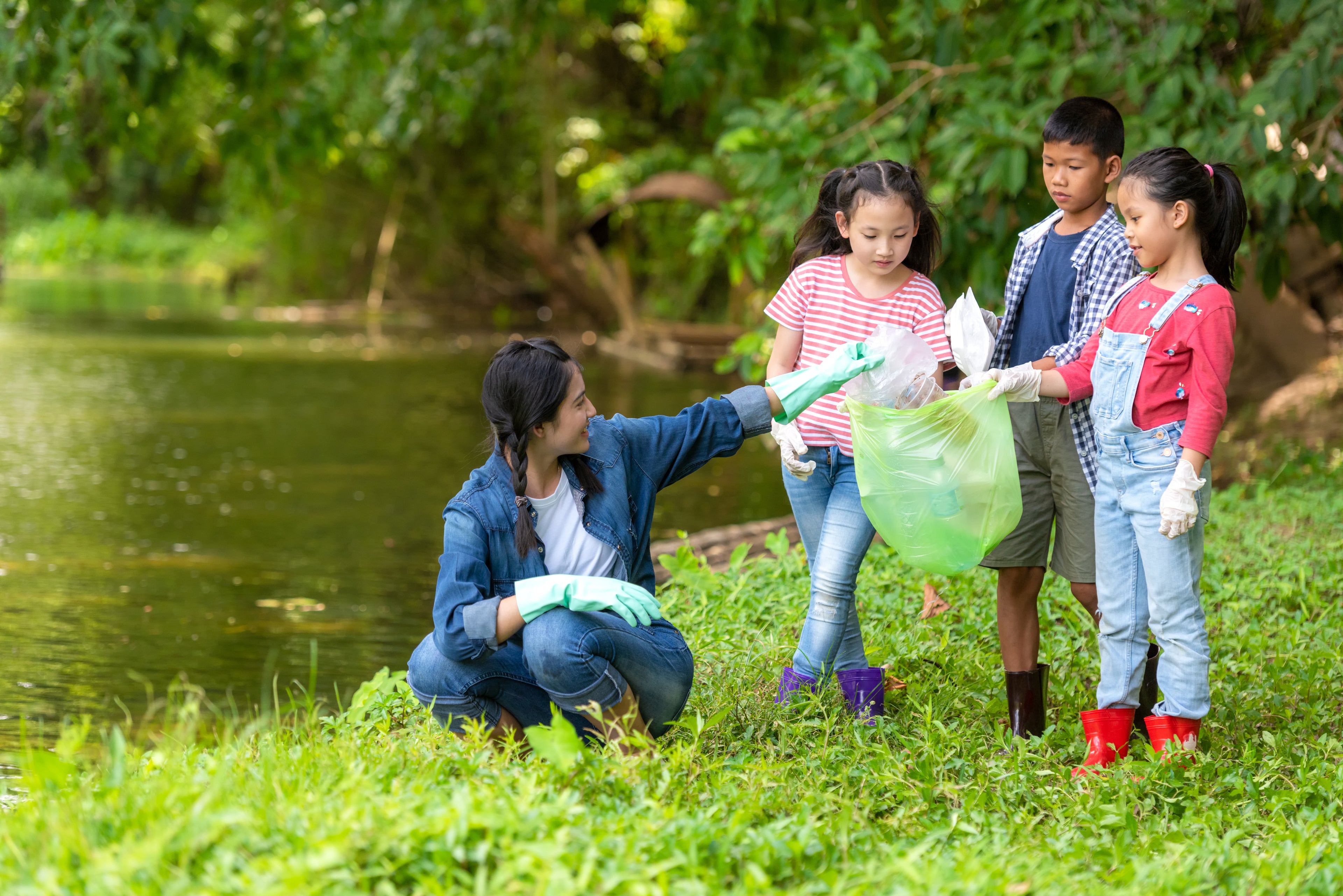 Teach Children About the Environment During a Local Park Cleanup